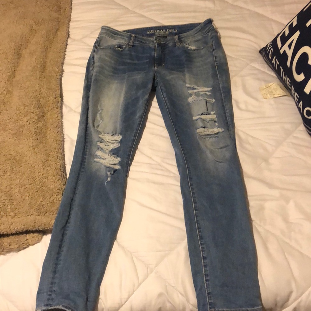 Light wash ripped jeans. Super Stretch.